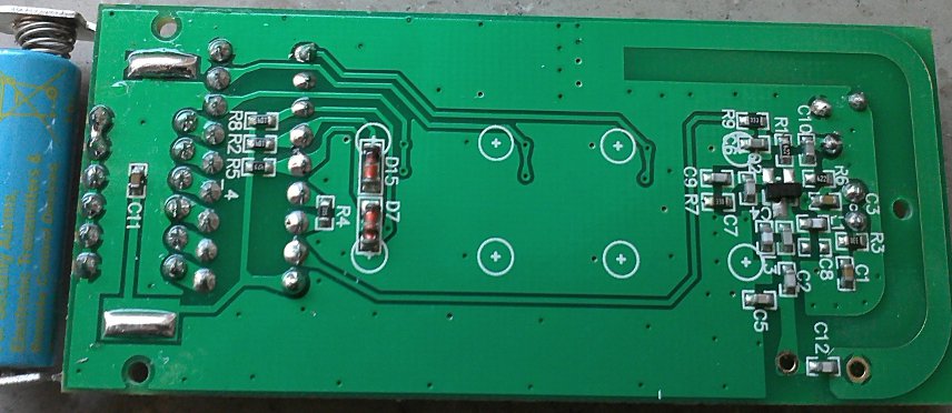 Platine der Westfalia Funkfernbedienung ZTC-TC von hinten.