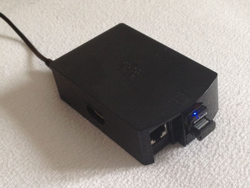 Datei:Raspberry-Pi-mit-WLAN-und-Bluetooth-Stick.jpg